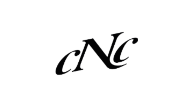 Logo "cNc" in stilisierter, kursive Schriftart auf weißem Hintergrund.