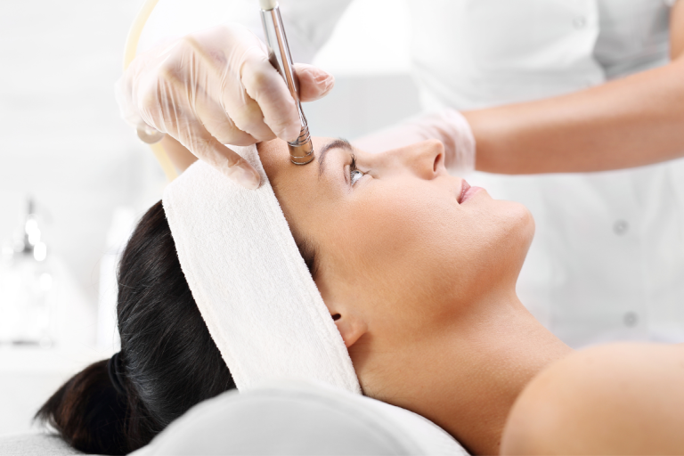 Frau erhält eine Gesichtsbehandlung mit Microneedling.